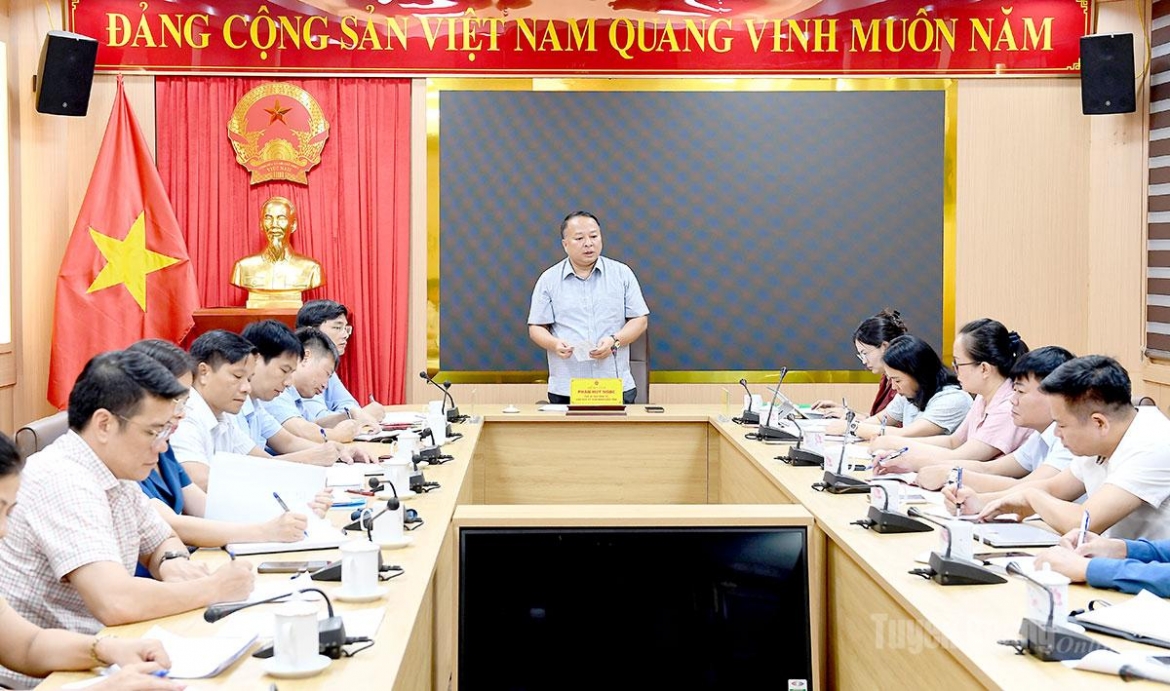Chủ tịch UBND tỉnh Phan Huy Ngọc chủ trì làm việc với Ban Chỉ đạo cấp tỉnh Kỳ thi tốt nghiệp THPT năm 2026 yêu cầu khẩn trương làm rõ thông tin về kết quả điểm thi môn Toán của các thí sinh Trường THPT Chuyên Tuyên Quang (Ảnh: Huy Hoàng)