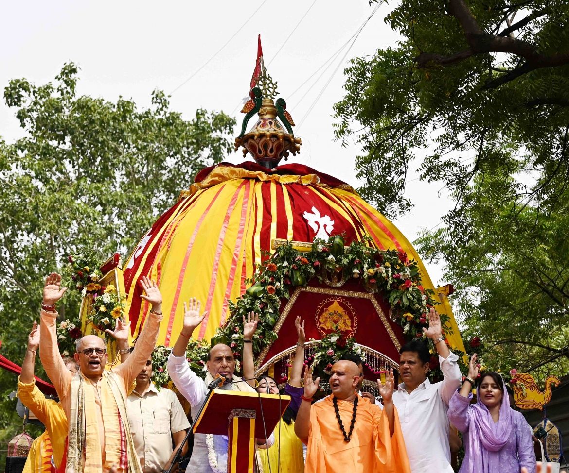 Rath Yatra gắn liền với Hindu giáo, tôn giáo chiếm đa số tại Ấn Độ. Bởi vậy, lễ hội này được người dân trên khắp đất nước tỷ dân cùng đón nhận. Trong ảnh, Bộ trưởng Quốc phòng Ấn Độ Rajnath Singh phát biểu khai mạc lễ rước Rath Yatra tại đền Shri Jagannath Mandir, Thyagraj Nagar, thủ đô New Delhi sáng 16/7.