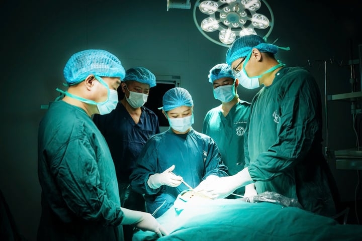 Ê kíp thực hiện phẫu thuật cứu khuôn mặt bệnh nhân (Ảnh: BVCC)