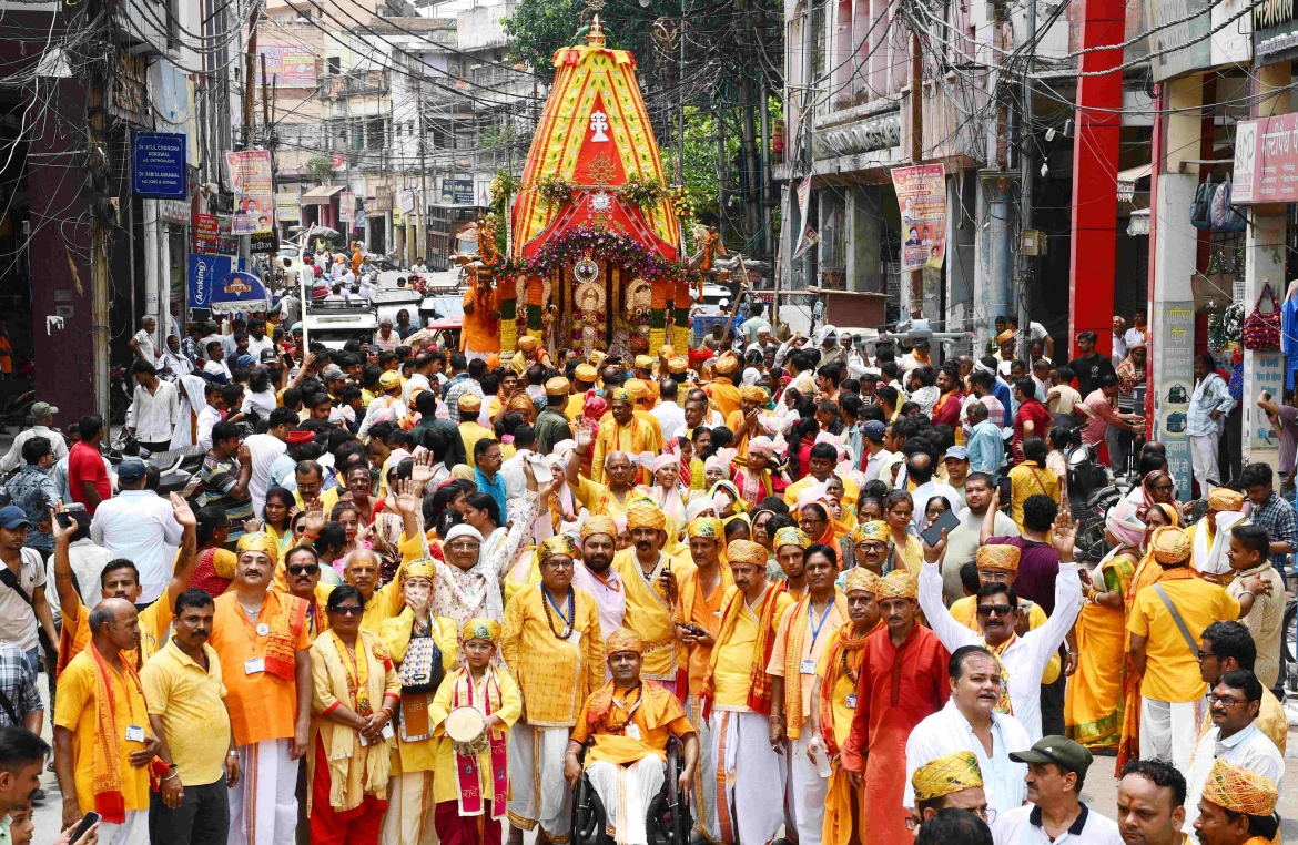 Rath Yatra trong tiếng Hindi có nghĩa là “hành trình bằng xe”, là lễ hội thường niên gắn liền với tín ngưỡng thờ thần Jagannath tại bang Odisha. Tâm điểm của lễ hội diễn ra tại thành phố Puri, nơi có đền Jagannath được xây dựng từ thế kỷ XII và là một trong những trung tâm hành hương quan trọng của Ấn Độ giáo. Trong tiếng Sanskrit, “Jagannath” mang ý nghĩa “Chúa tể của Vũ trụ”.