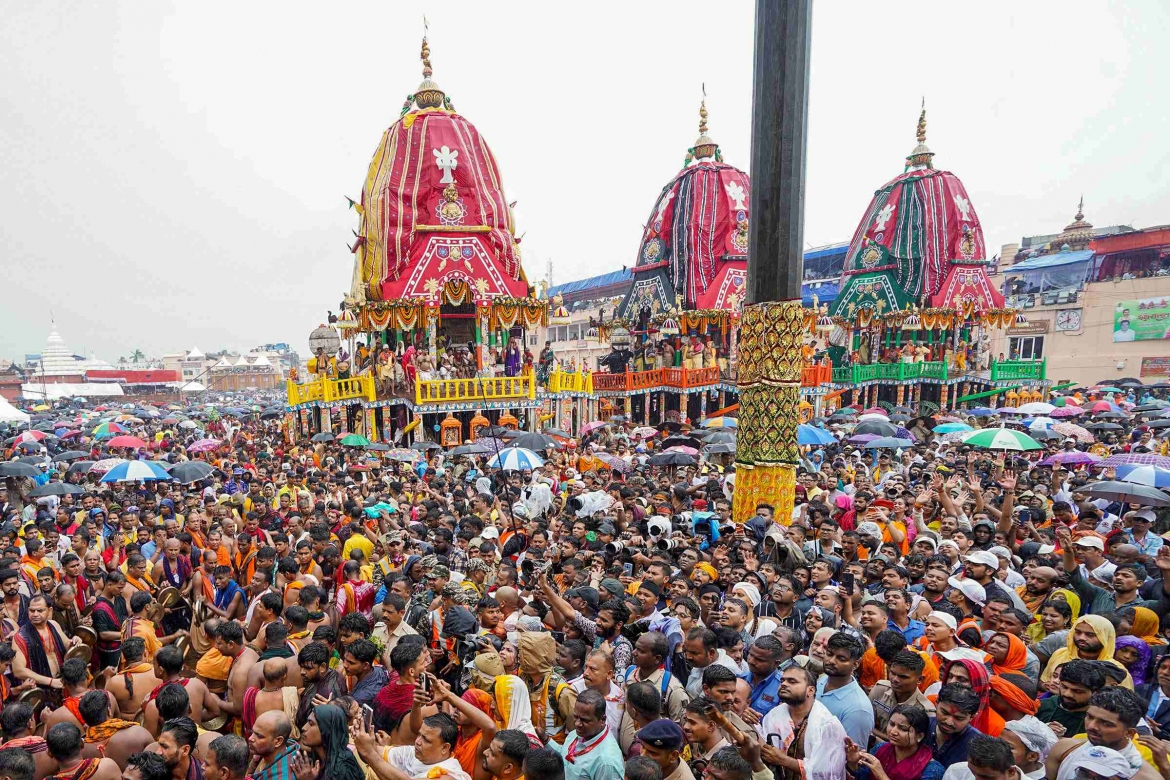 Điểm đặc biệt nhất của Rath Yatra là đây là dịp hiếm hoi các vị thần rời khỏi khu đền chính để xuất hiện trước công chúng. Thần Jagannath cùng hai người anh em là Balabhadra và Subhadra được đưa ra khỏi đền trong nghi lễ Pahandi, sau đó an vị trên ba cỗ xe gỗ khổng lồ được trang trí bằng những tấm vải rực rỡ.