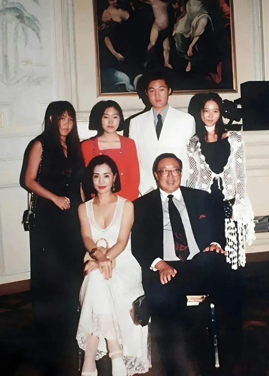 Lily Ho bên chồng cùng các con.