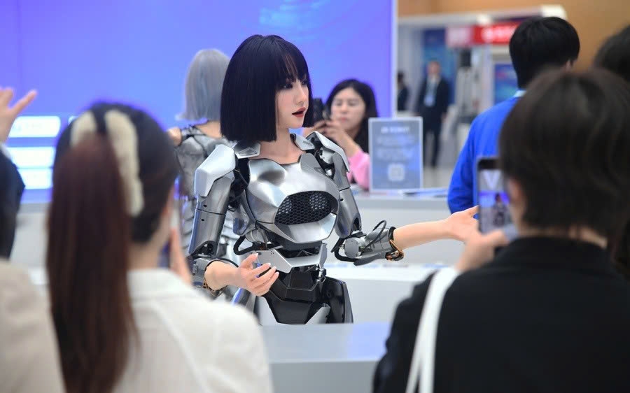 Robot hình người của Trung Quốc. Ảnh KT.
