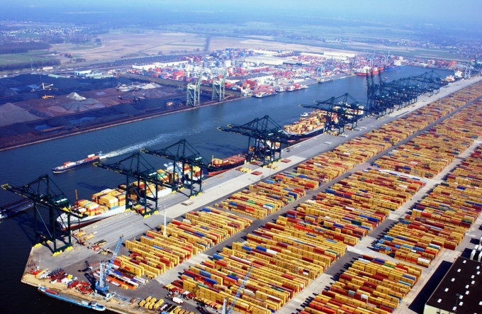 Siêu cảng Rotterdam của Hà Lan nằm tách biệt hẳn với đô thị 