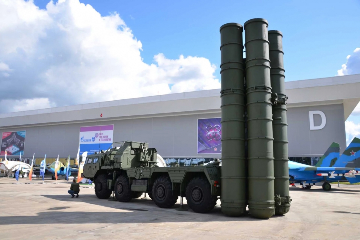 Một bệ phóng tên lửa phòng không tầm xa S-400 Triumf của Lực lượng Vũ trang Nga (Ảnh: ARG)