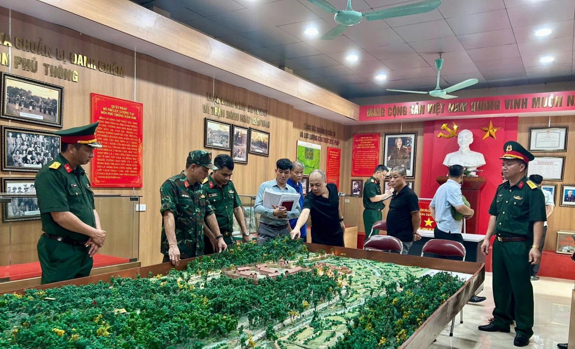Sa bàn mô hình đồn Phủ Thông