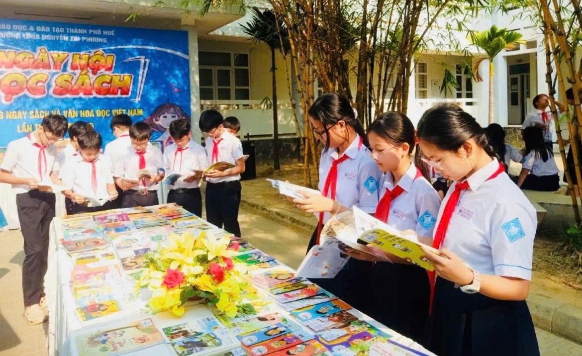 Từ năm học 2026-2027, toàn bộ học sinh từ lớp 1 đến lớp 12 trên địa bàn thành phố Huế sẽ được mượn sách giáo khoa miễn phí- Ảnh: NTP