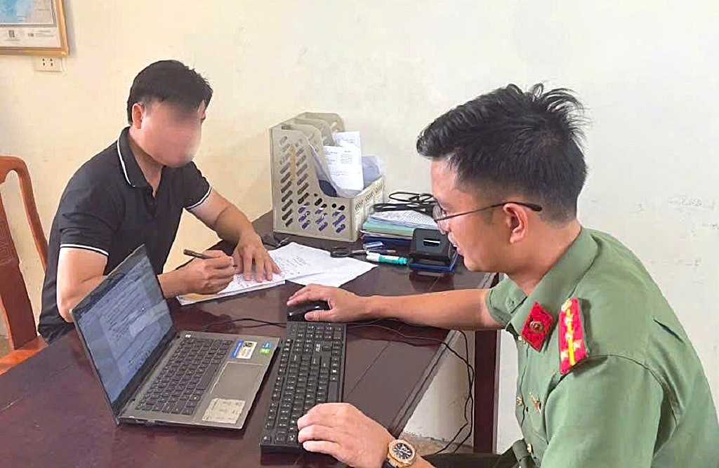 Anh N.S.L làm việc tại cơ quan Công an. (Ảnh: Công an Nghệ An).