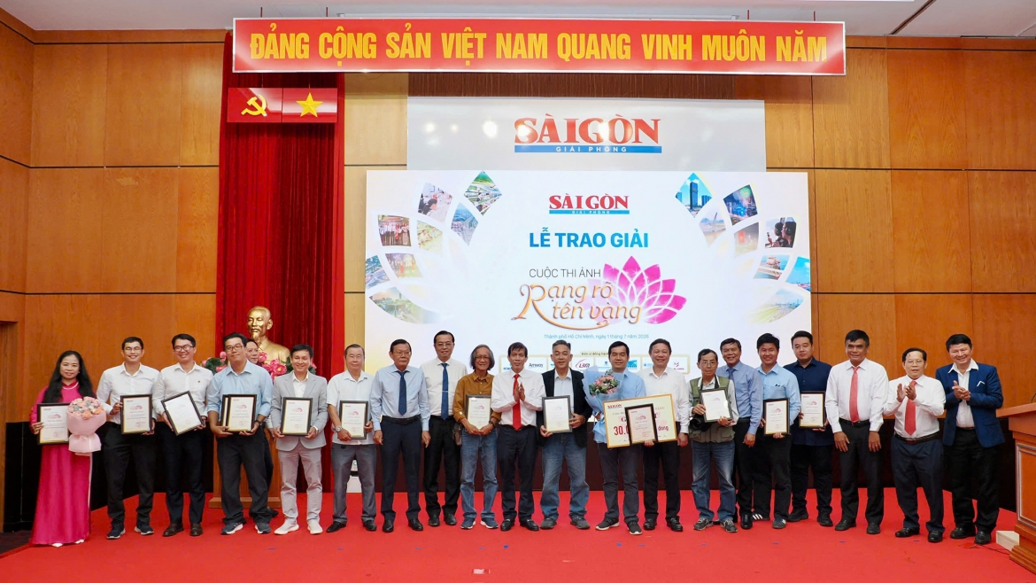 Các vị lãnh đạo TP.HCM, Ban Tổ chức cùng các tác giả đoạt giải Cuộc thi ảnh “Rạng rỡ tên vàng” chụp ảnh lưu niệm. Ảnh: SGGP