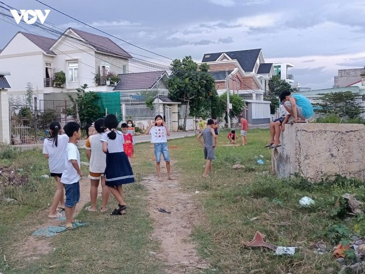 Nhiều trẻ em ở nông thôn phải chọn khu đất trống trong thôn để chơi do thiếu không gian công cộng. Ảnh: Đoàn Sĩ.