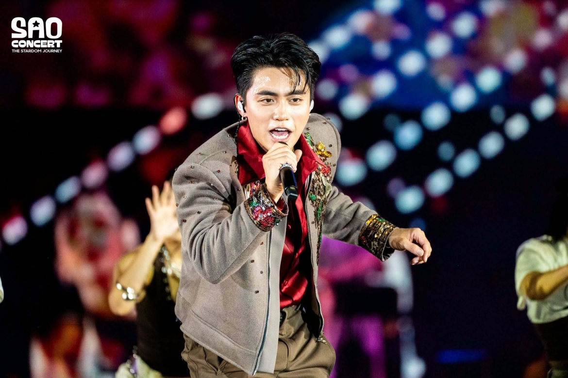 Mono mang đến phần trình diễn tại Hành tinh Đất trong SAO Concert - The Stardom Journey: Trạm Sao 2.
