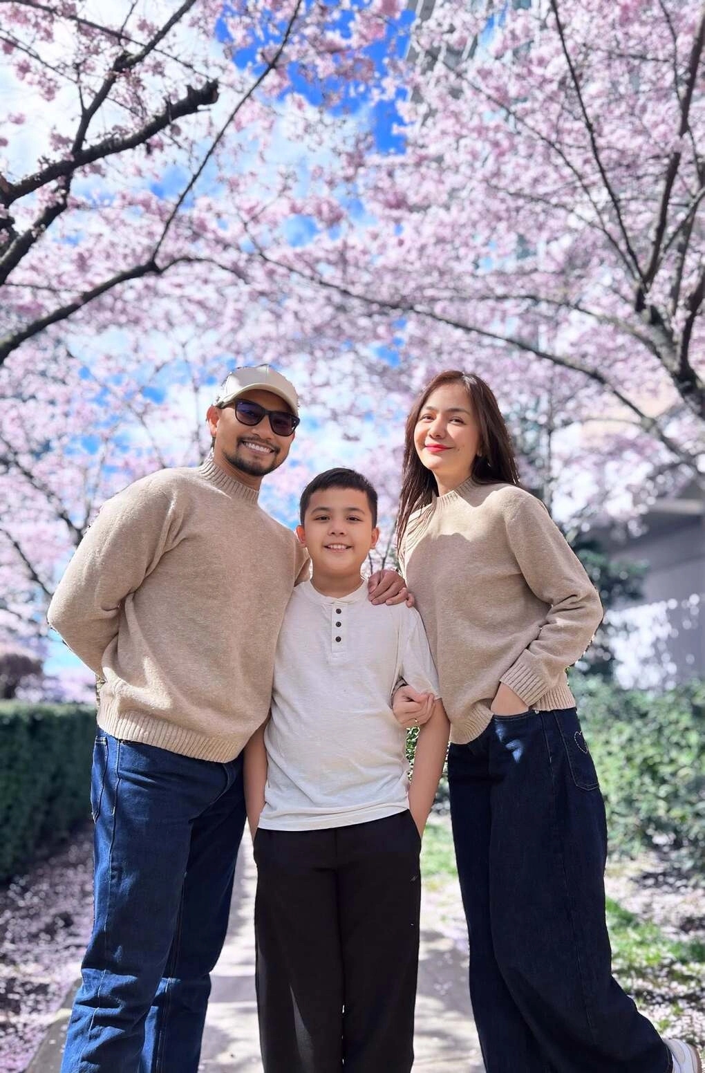 Suốt ba năm ở Canada, Huỳnh Đông và Ái Châu chia nhau vai trò để giữ cân bằng cuộc sống. Ái Châu cho biết ở Vancouver, hàng ngày cô chăm con và làm việc online, trong khi ông xã Huỳnh Đông thường về nước tham gia các dự án phim. Ảnh: FBNV