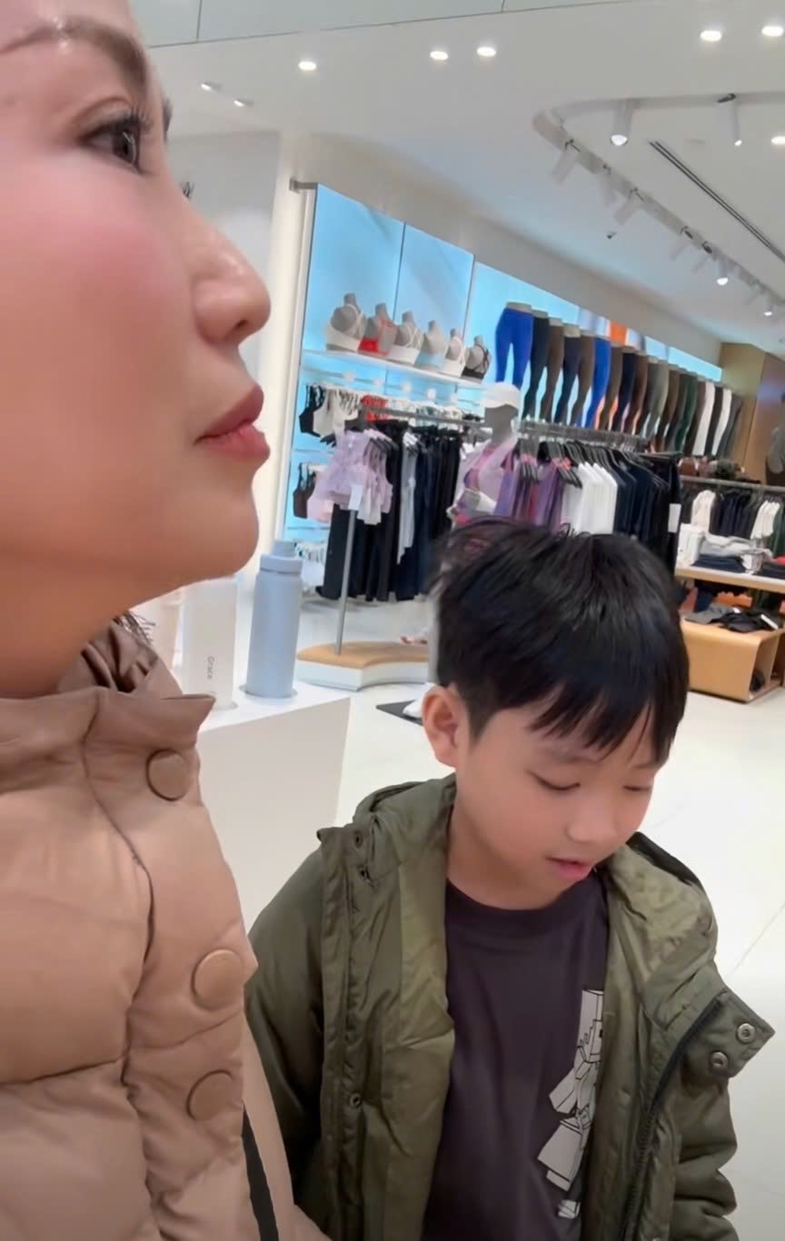 Sau khi ông xã Trí Rùa trở về Việt Nam làm việc, Ốc Thanh Vân vẫn ở Úc cùng ba con và thường xuyên chia sẻ cuộc sống thường ngày lên mạng xã hội. Mới đây, nữ diễn viên đăng đoạn video ghi lại cuộc trò chuyện hài hước với con trai Cacao khi đi mua sắm. Khi mẹ hỏi nên làm gì nếu thích một chiếc túi nhưng thấy quá đắt, Cacao nhanh nhảu đáp: "Gọi ba", rồi còn hướng dẫn mẹ nói thật ngọt ngào để nhờ bố mua. Ảnh: FBNV