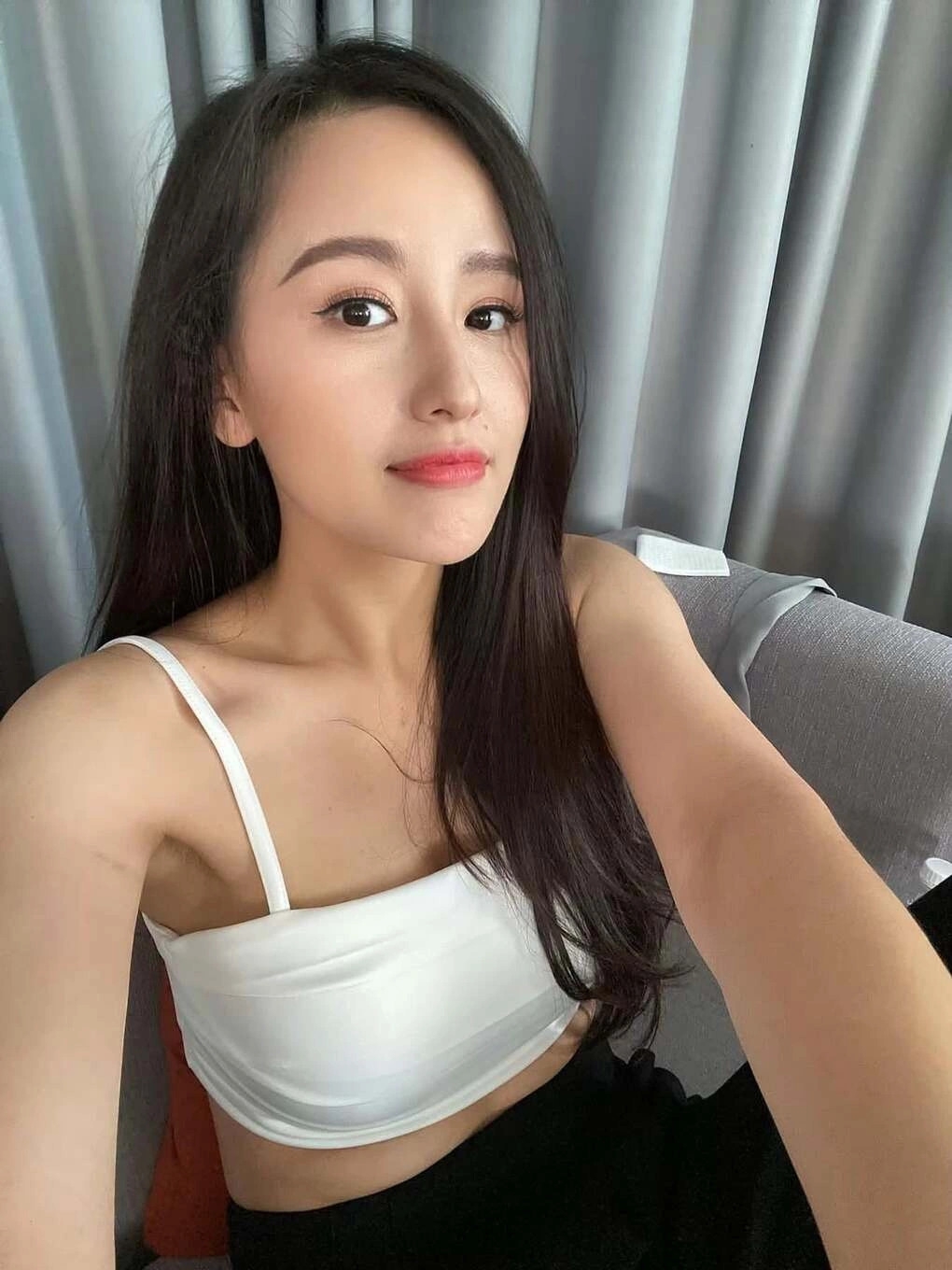 Sao Việt 15-7: Hoa hậu Mai Phương Thúy khoe vóc dáng mảnh mai ở tuổi 38 với áo hai dây, để lộ vòng hai thon thả và xương quai xanh gợi cảm. Ảnh: FBNV