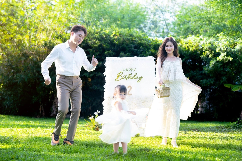 Bé Lita, con gái Kha Ly - Thanh Duy, tạo dáng nhí nhảnh khi cùng bố mẹ chụp ảnh mừng tuổi lên hai. "Chúc mừng sinh nhật con gái yêu của ba mẹ. Chúc con một đời bình an, khỏe mạnh, luôn là một em bé vui vẻ, dễ thương và đáng yêu", Kha Ly nhắn nhủ con hôm 15/7. Ảnh: FBNV