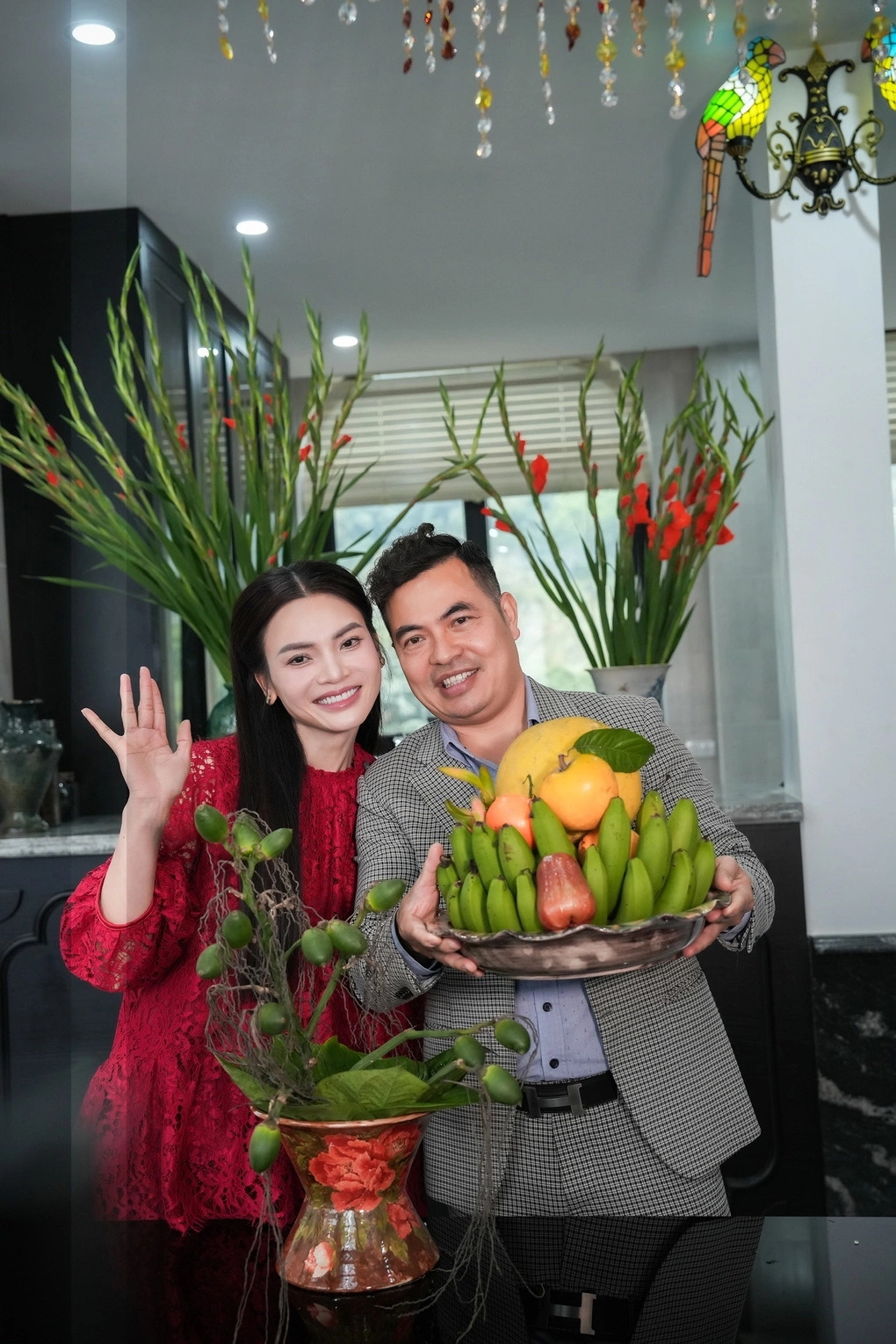 Phạm Phương Thảo cho biết ông xã cô dành riêng 7.000 m2 đất ngoại thành để trồng hoa, cây ăn trái dâng lễ điện thờ Mẫu tại gia. Ảnh: FBNV