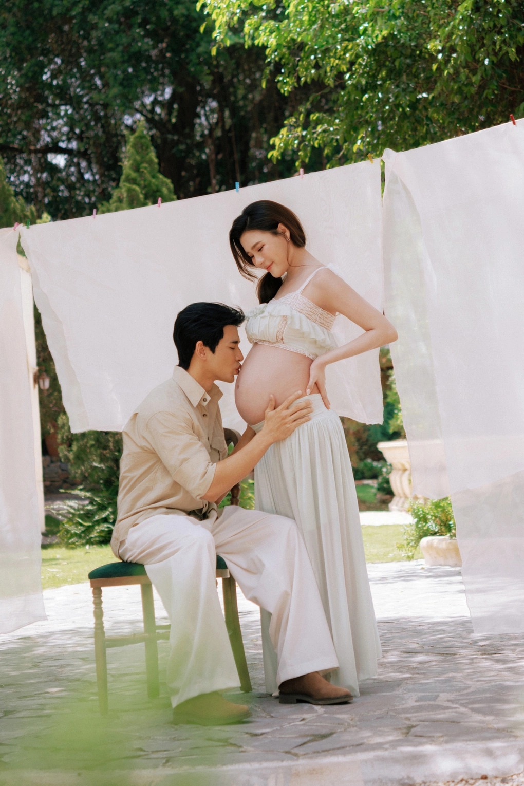 Thúy Diễm cùng ông xã Lương Thế Thành thực hiện bộ ảnh kỷ niệm cột mốc mang thai tháng thứ bảy, ghi lại những khoảnh khắc ngọt ngào, tình tứ. Ảnh: FBNV
