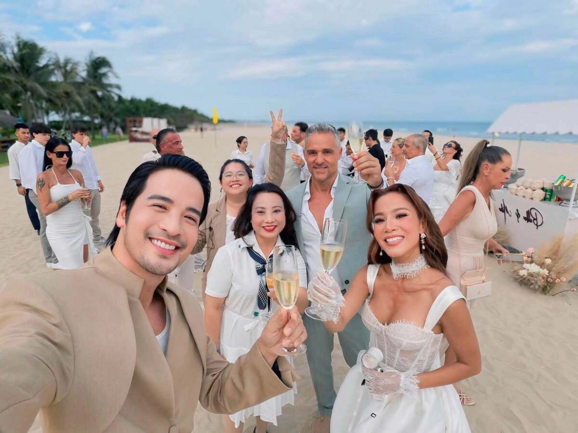 Đoàn Minh Tài cùng gia đình bay từ TP HCM ra Đà Nẵng mừng Bảo Trúc kết hôn. Diễn viên cho biết bà xã Sunny Đan Ngọc bận lịch riêng, không thể dự cưới nên rất tiếc nuối. Ảnh: FBNV