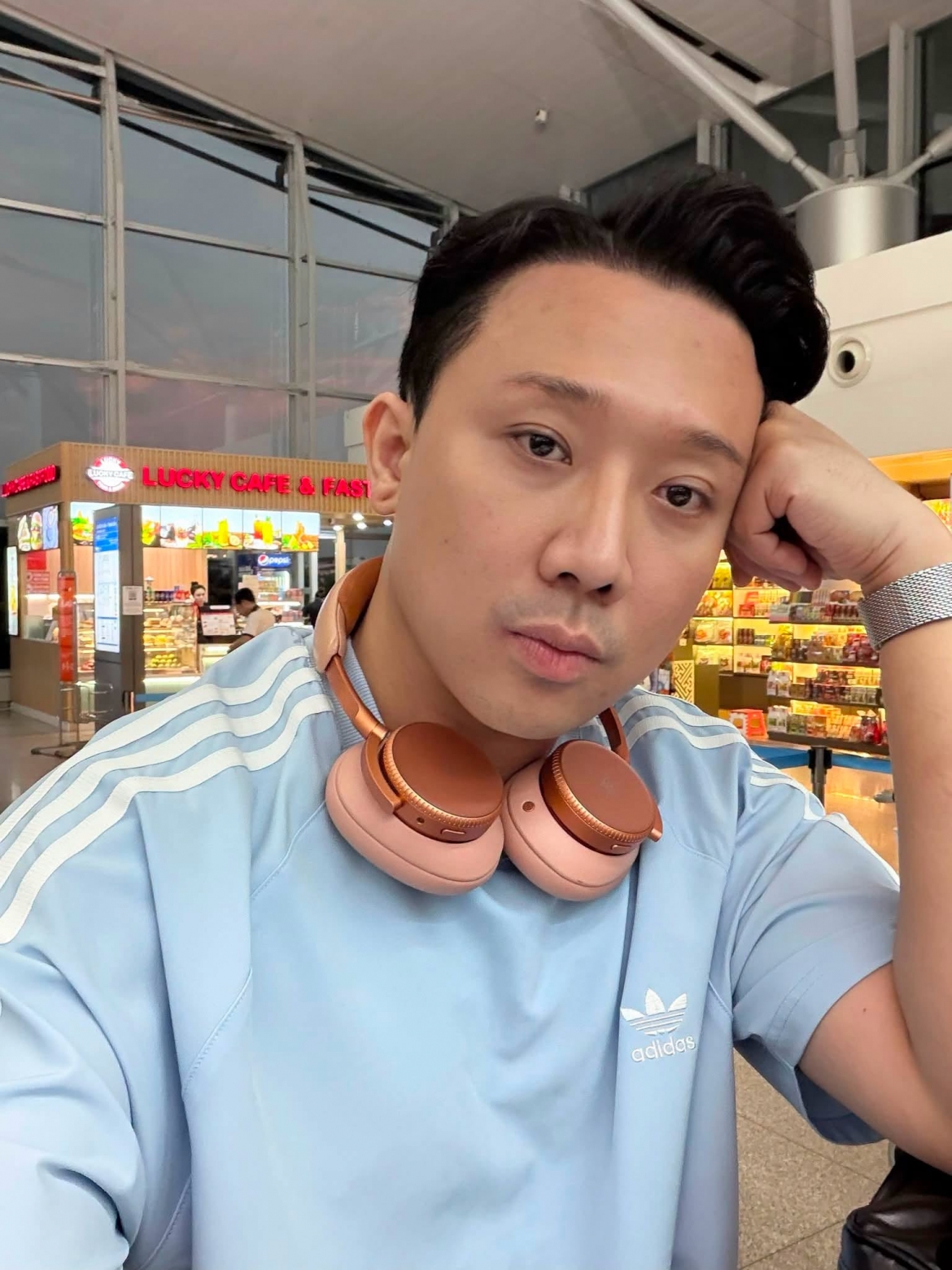 Trên trang cá nhân, Trấn Thành bất ngờ đăng tải status: "Cái gì cũng có date! Thức ăn, thức uống. Sức khỏe, sắc đẹp. Hay... tình cảm thì cũng vậy thôi! Xài phải đúng hạn sử dụng nha mấy ní!".