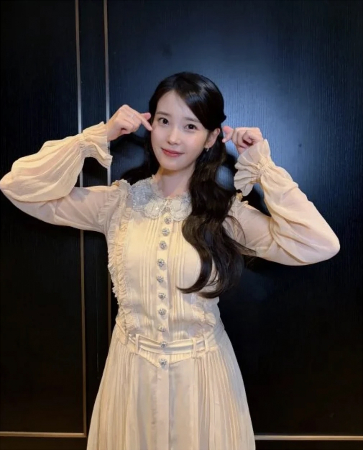 “Ca sĩ quốc dân” IU lên tiếng xin lỗi người hâm mộ vì phải hủy lịch trình hoạt động trong nửa cuối năm nay do tình trạng sức khỏe chuyển biến xấu. 