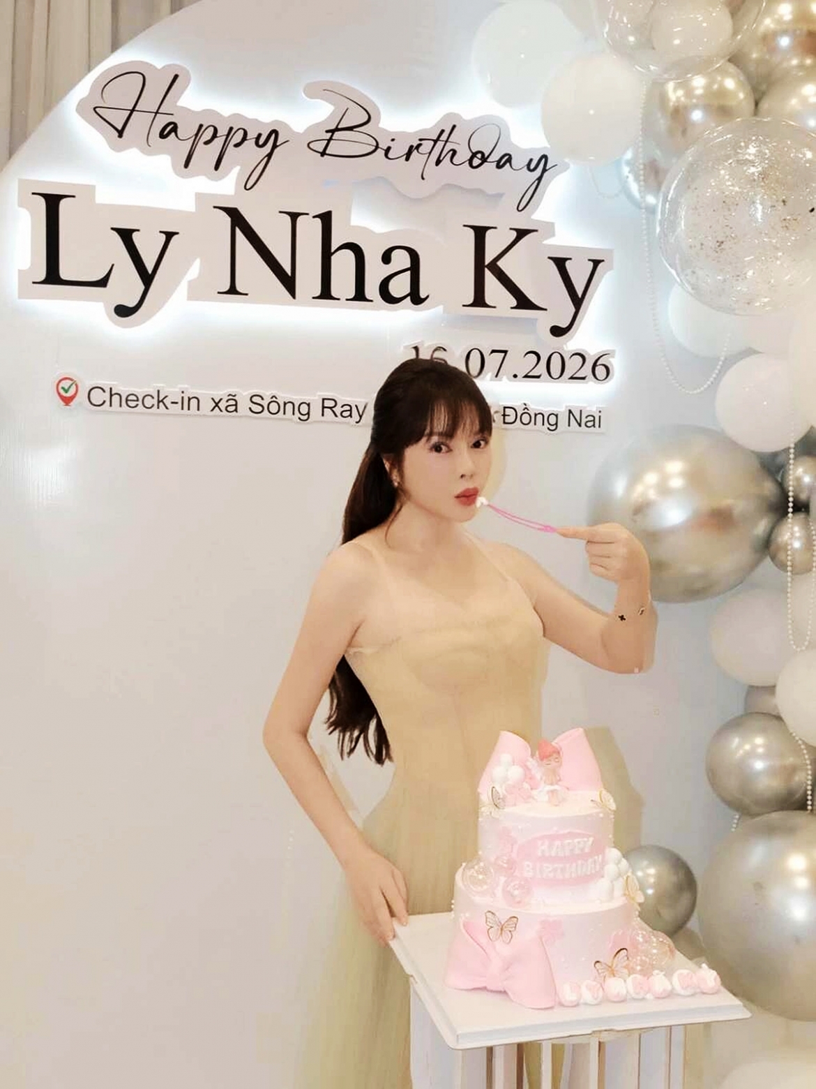 Lý Nhã Kỳ nhí nhảnh trong tiệc sinh nhật tuổi 44.