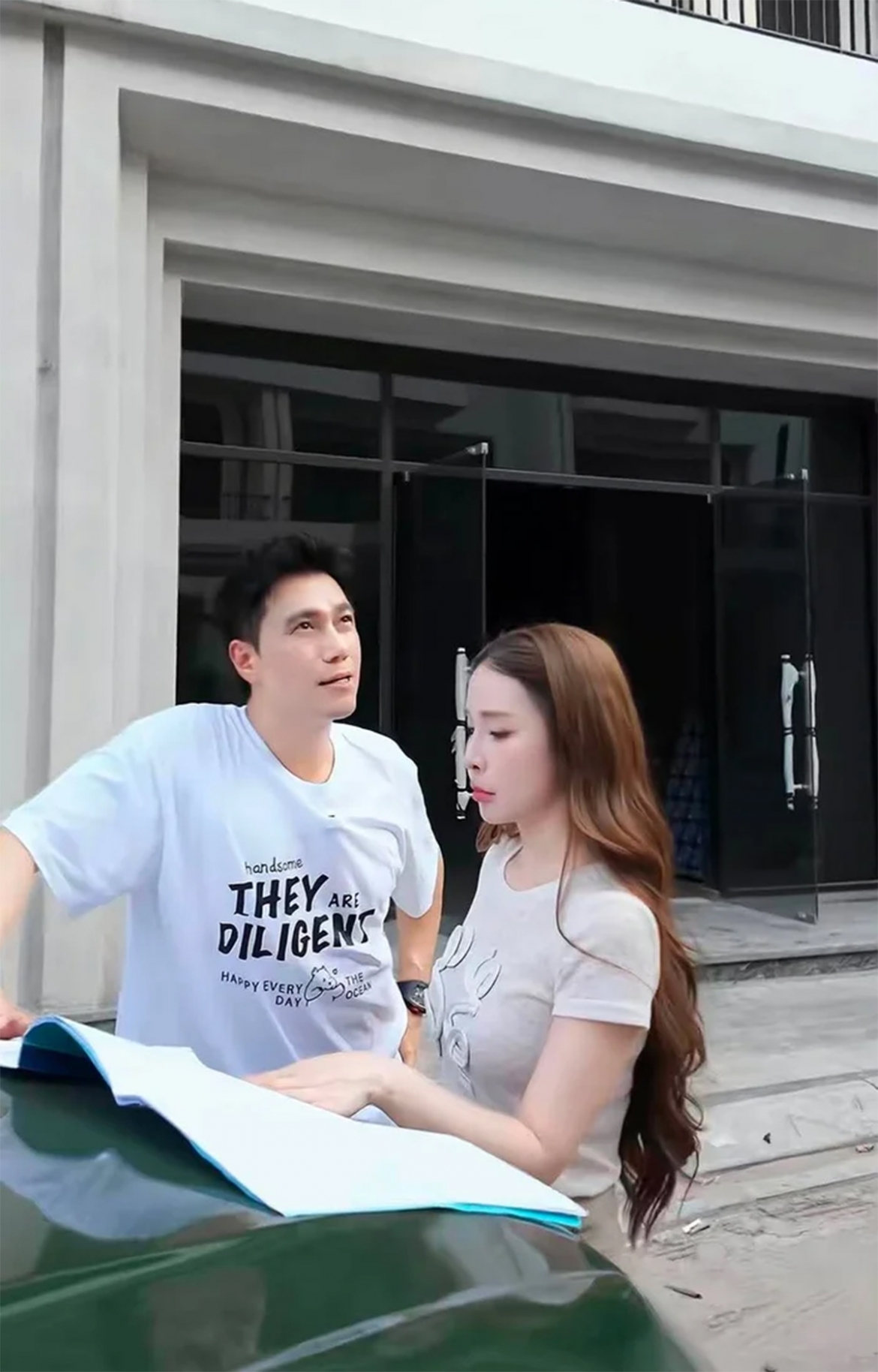NSƯT Việt Anh và Quỳnh Nga xác nhận mua nhà sống chung sau khi công khai chuyện tình cảm.