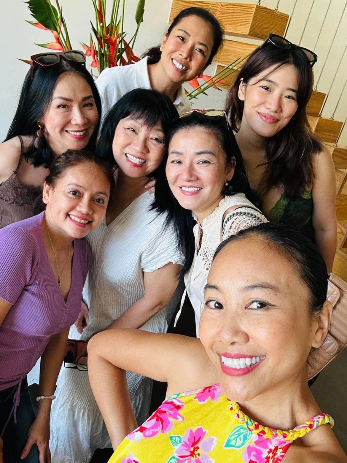 Tuyết Ngân, Minh Thư cùng hai mẹ con danh ca Cẩm Vân ghé nhà Đoan Trang ăn uống, trò chuyện. Đây là lần đầu chị em Tam Ca Áo Trắng đến nhà mới của giọng ca Sô cô la kể từ khi cô về Việt Nam sống, sau thời gian định cư Singapore.