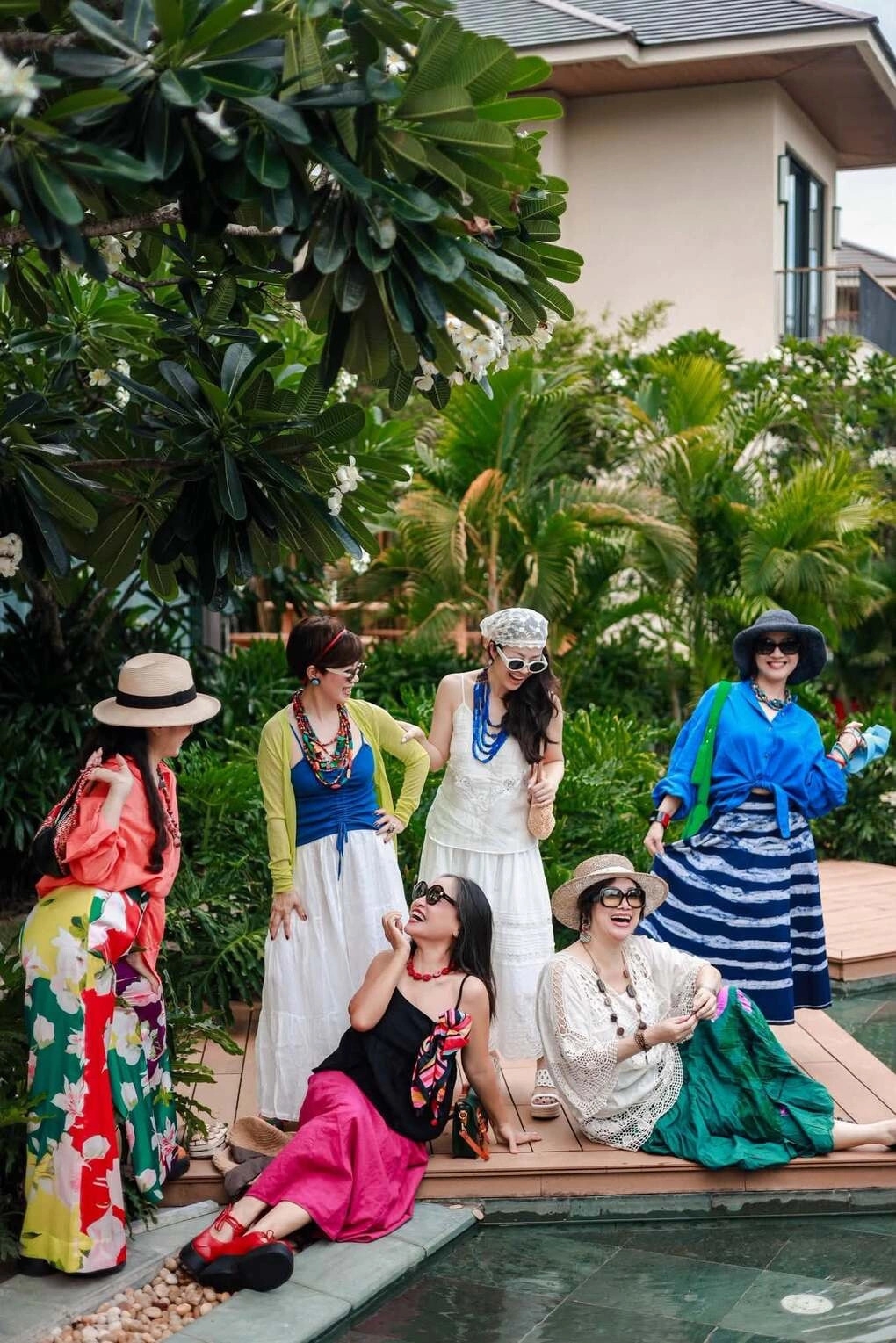 NSND Lê Khanh, NSND Ngọc Huyền, nghệ sĩ Ngọc Bích, Khánh Huyền và Như Trang có chuyến nghỉ dưỡng tại Đắk Lắk (Phú Yến cũ). Loạt ảnh ghi lại khoảnh khắc cười đùa, tạo dáng nhí nhảnh của hội bạn thân Nhà hát Tuổi Trẻ được Ngọc Bích chia sẻ trên trang cá nhân, thu hút sự chú ý.