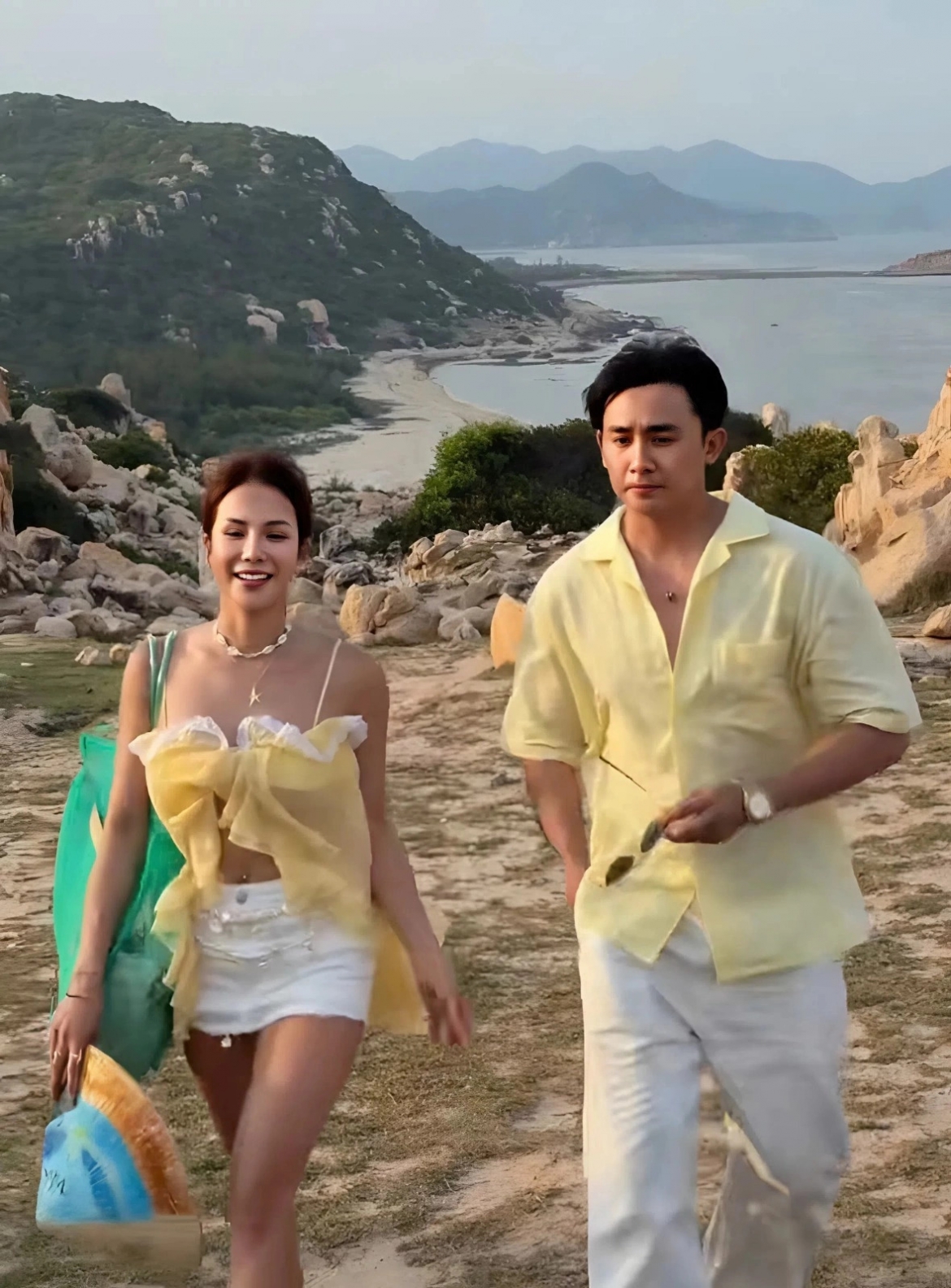 Mùa hè năm nay, Diệp Lâm Anh dành trọn thời gian nghỉ ngơi cho những chuyến đi biển. Trong những chuyến phiêu lưu, Diệp Lâm Anh luôn có bạn trai đồng hành. Cả hai tìm thấy sự đồng điệu ở những môn thể thao mạo hiểm.