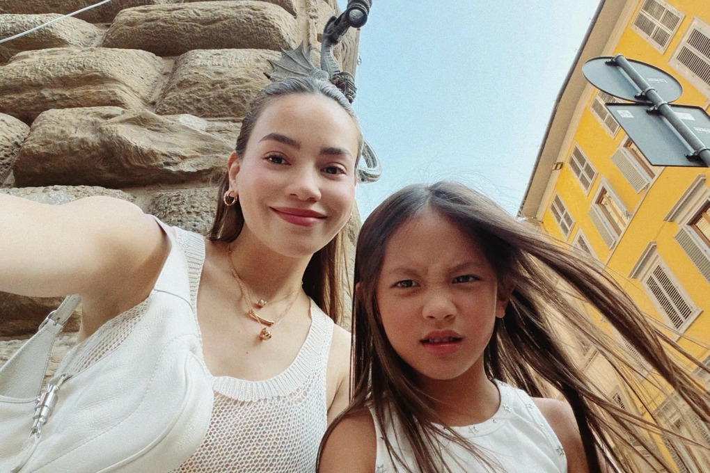 Hồ Ngọc Hà nhí nhảnh bên con gái Lisa khi cả nhà du lịch ở Italy.