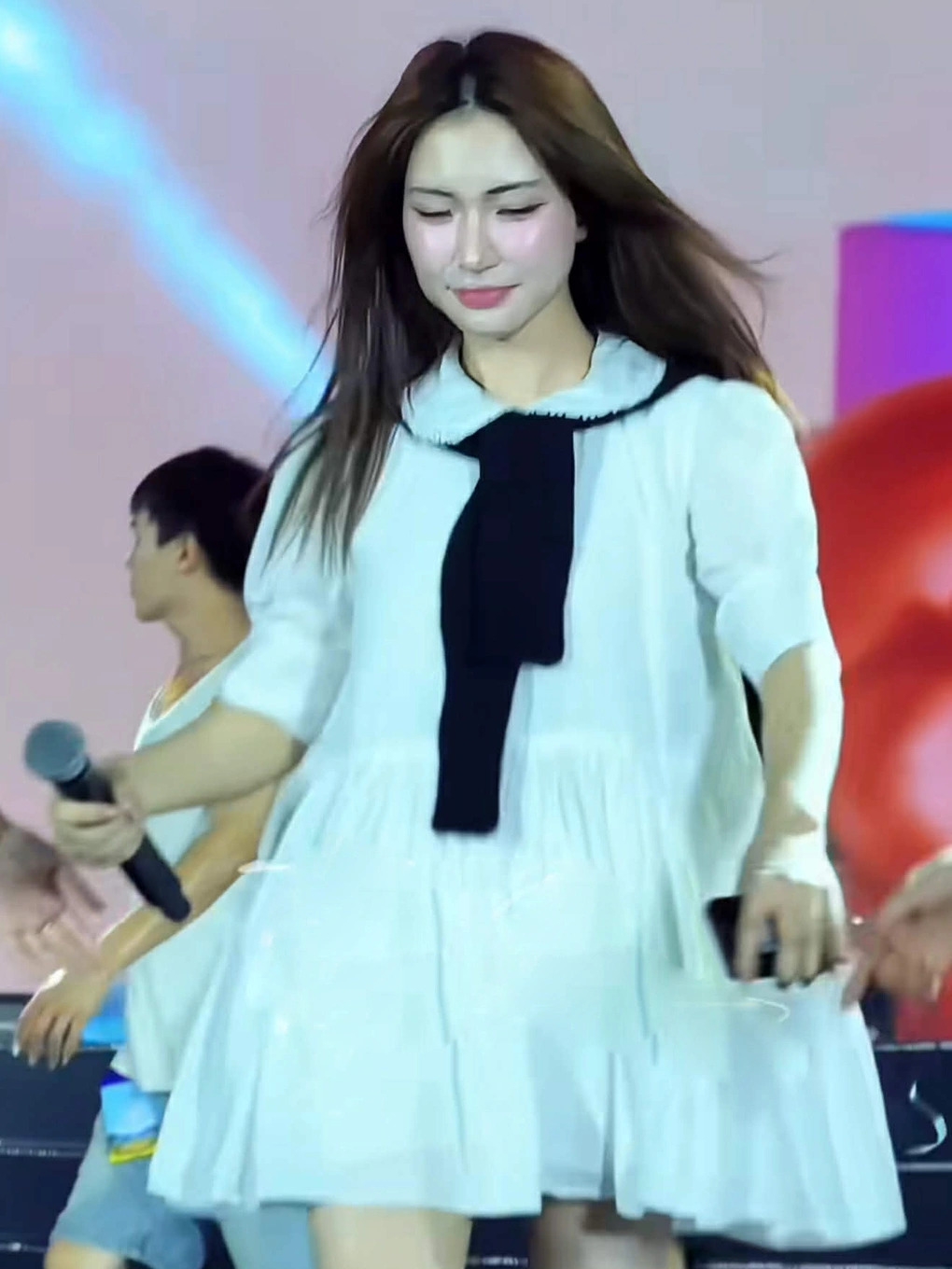 Liên tục diện đầm dáng rộng khi tham dự các sự kiện gần đây, ca sĩ Hòa Minzy được nhiều khán giả cho rằng đang mang thai.