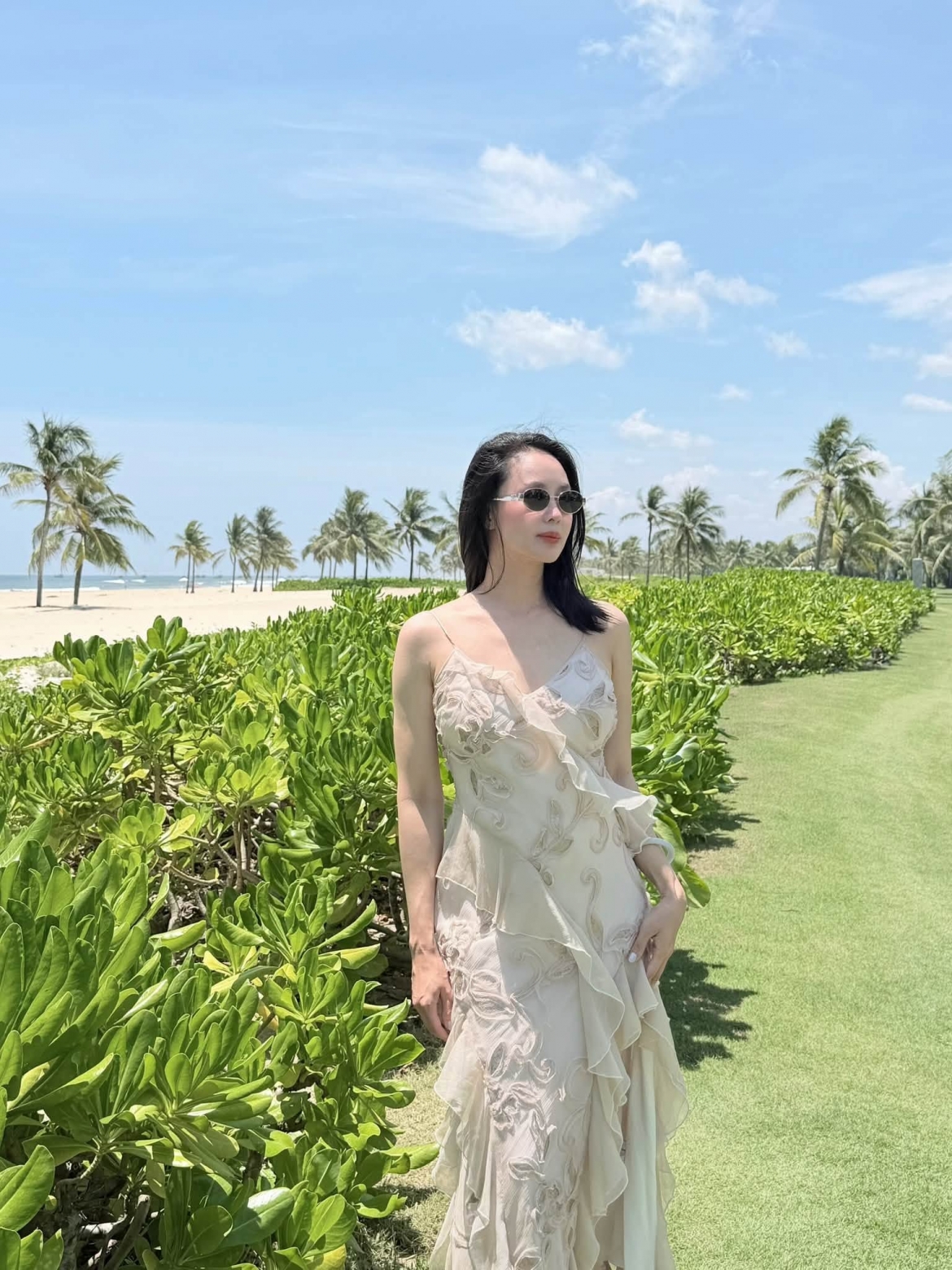 Hồng Diễm khoe sắc vóc quyến rũ trên biển. “Mọi cuộc gặp gỡ trong đời đều là duyên, và chúng tôi gặp nhau để tìm ra tri kỷ”, nữ diễn viên viết.