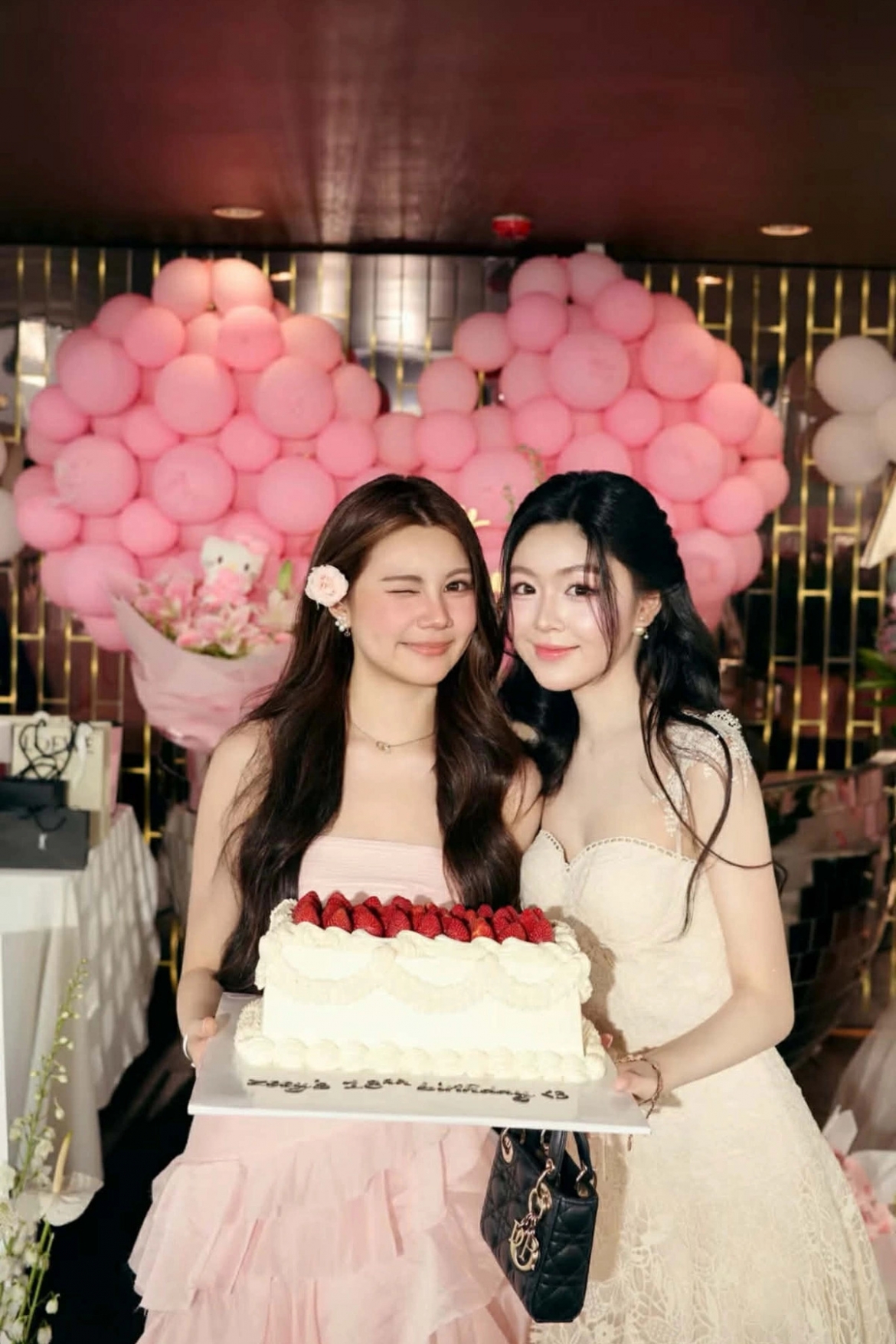 Sao Việt 31-7: Nhân dịp con gái út Hạt Dẻ tròn 18 tuổi, nghệ sĩ Quyền Linh mở tiệc sang trọng, mời nhiều bạn bè của con tham gia. Trong buổi tiệc, Hạt Dẻ diện đầm hồng bồng bềnh như công chúa. Lọ Lem (phải) - chị gái của Hạt Dẻ - rạng rỡ mừng sinh nhật em.