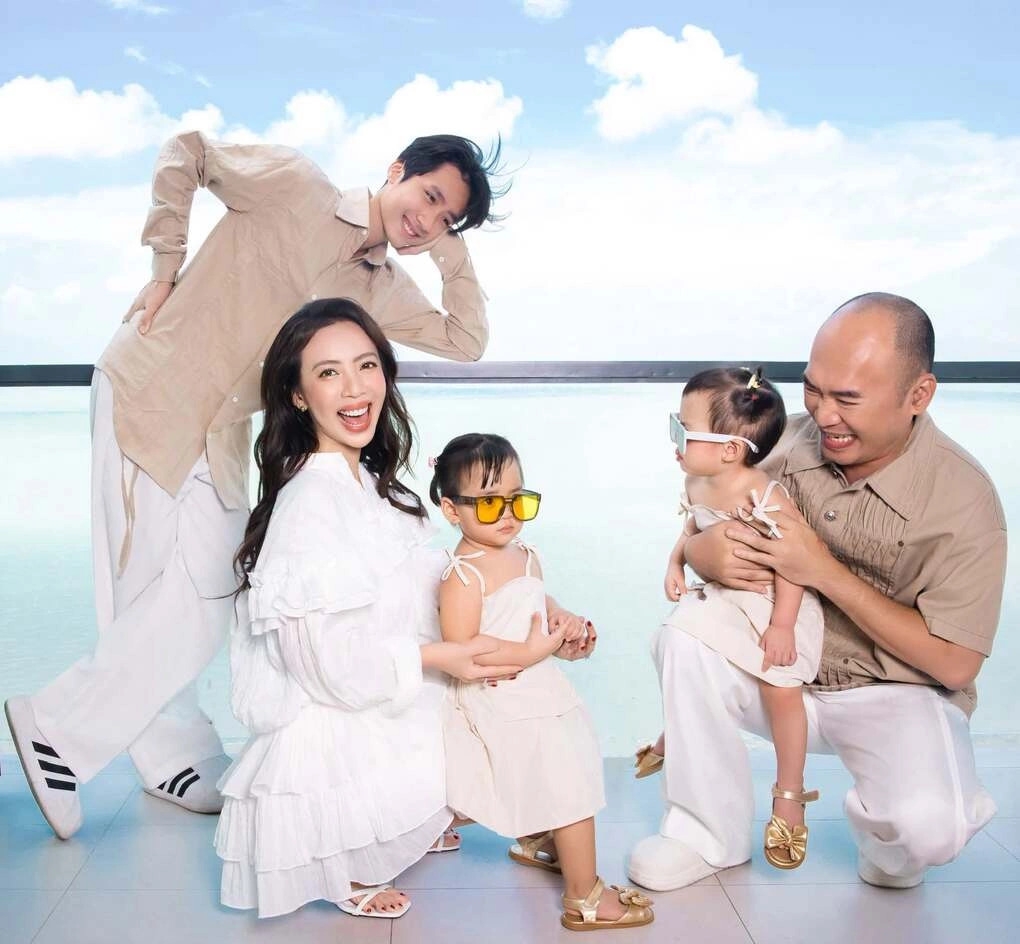 Thu Trang - Tiến Luật hạnh phúc khi con trai lớn về nhà sau chuyến du học hè và cả nhà được đoàn tụ. Cặp diễn viên gần đây công khai có hai con gái song sinh sau hơn một tuổi sau thời gian giấu kín. Nữ nghệ sĩ thấy rất vui khi được nhiều khán giả chúc phúc cho gia đình mình.