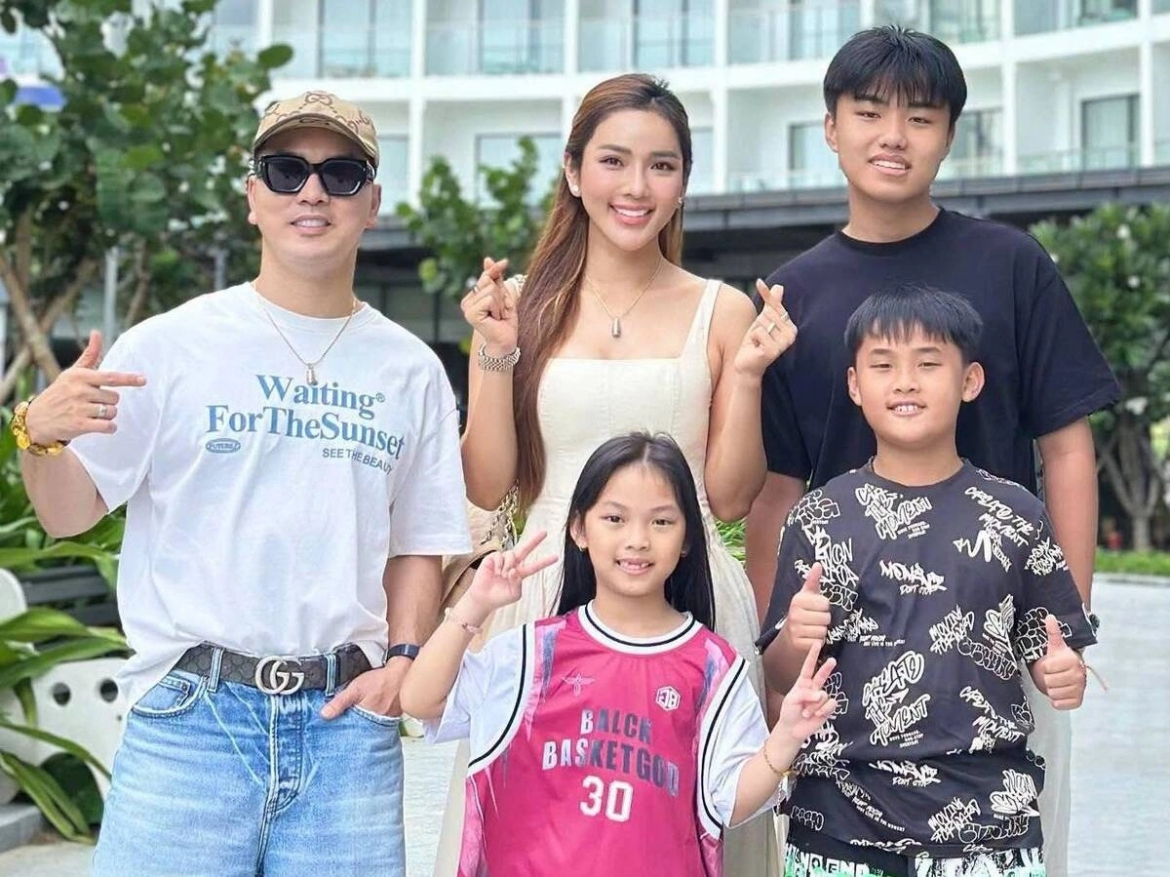 Nhân dịp 'cậu cả' Will - con trai riêng của vợ Ưng Hoàng Phúc - từ Mỹ về nghỉ hè, gia đình ca sĩ đưa nhau đi du lịch.