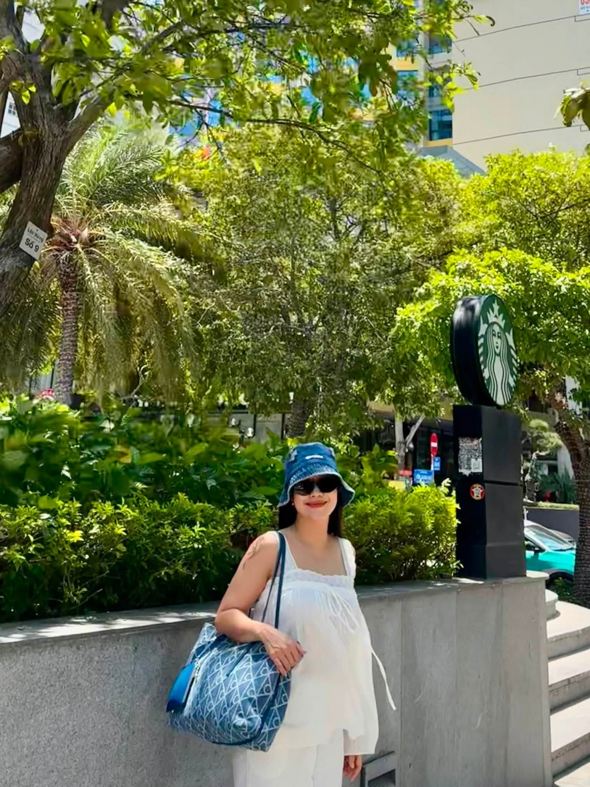Sau khoảng một tháng ở Australia, Ốc Thanh Vân mới đây đã trở về Việt Nam. Trên trang cá nhân, cô chia sẻ loạt hình ảnh tại Nha Trang, đồng thời thông báo lịch trình công việc trong những ngày ở đây.