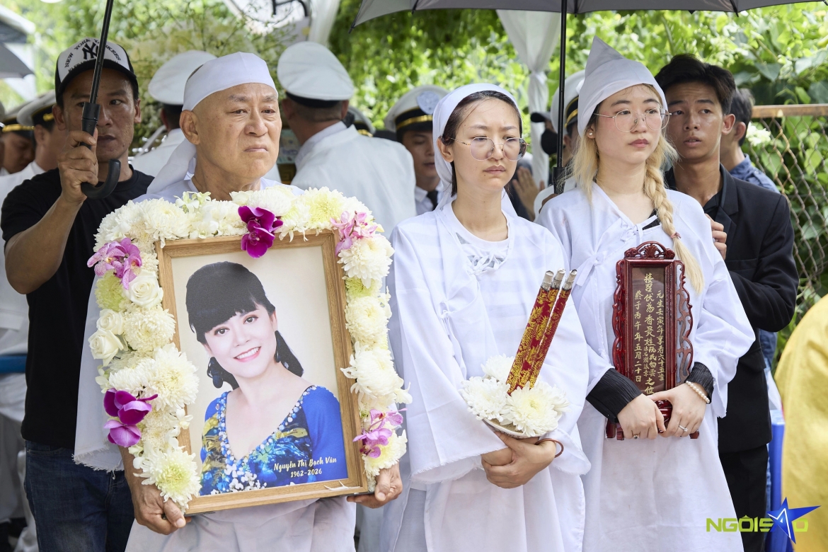 Nghệ sĩ Tạ Minh Tâm cùng hai con gái không giấu được nỗi đau buồn khi đưa nghệ sĩ Bạch Vân về nơi an nghỉ cuối cùng, sáng 9/7. Ảnh: Ngôi sao.