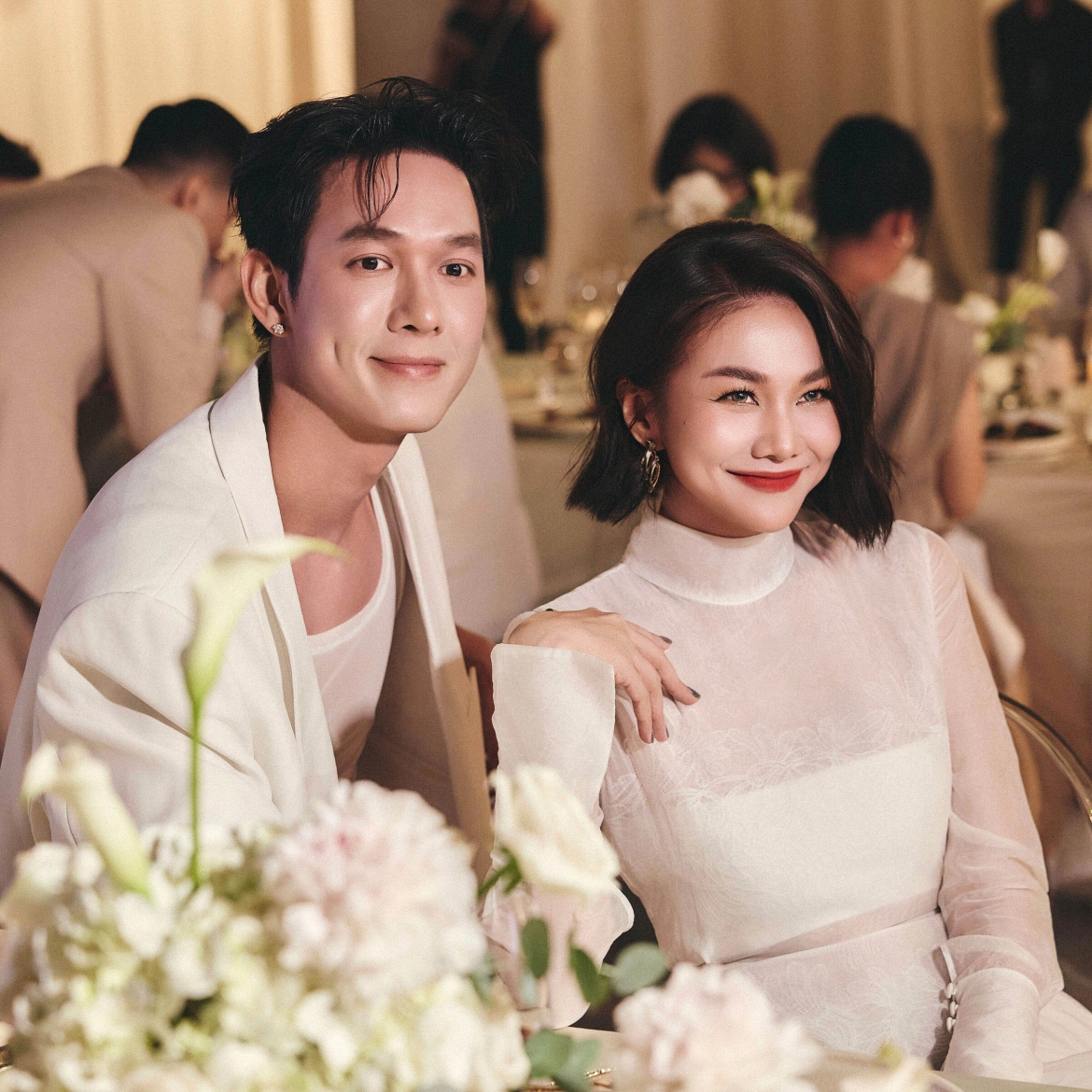 Sao Việt 9-7: Thanh Hằng tươi tắn ghi lại kỷ niệm bên Song Luân - bạn diễn của cô trong phim điện ảnh Mẹ chồng ra mắt năm 2017. Cả hai trò chuyện rôm rả sau thời gian dài không gặp gỡ. Ảnh: NVCC.