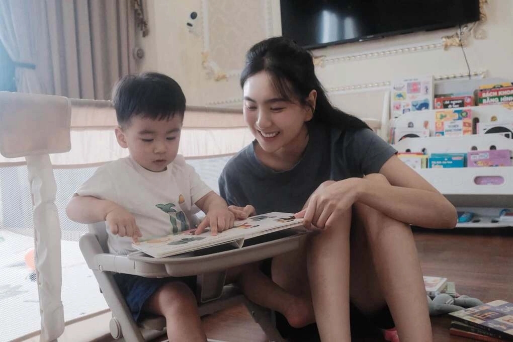 Mai Ngọc hé lộ những khoảnh khắc thường ngày của cô và con trai Panda khi cậu nhóc hơn một tuổi, ở biệt thự của gia đình chồng tại Bắc Ninh. Ảnh: FBNV.