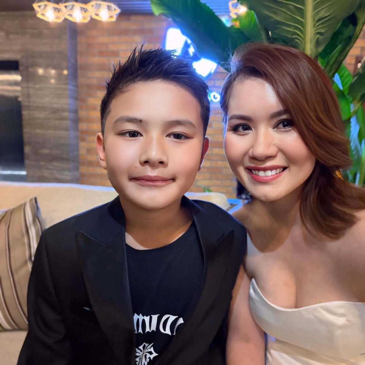 Doanh nhân Thủy Tiên - vợ cũ ca sĩ Đan Trường - diện trang phục gợi cảm khi đưa con trai đi chơi ở TP HCM. Khán giả nhận xét cô ngày càng trẻ trung, quyến rũ nhờ thay đổi kiểu tóc và phong cách ăn mặc phóng khoáng hơn. Ảnh: FBNV.