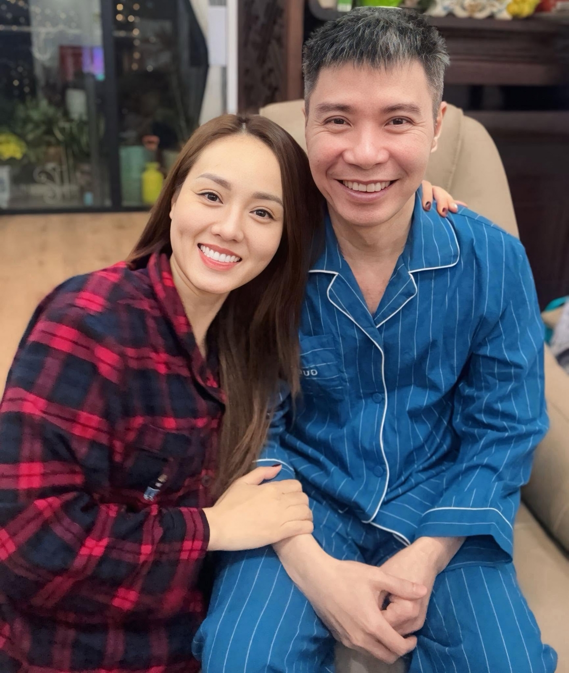 Ngọc Hà - bà xã kém 15 tuổi của NSND Công Lý thu hút sự chú ý khi đăng tải dòng trạng thái dài trên trang cá nhân. Ngọc Hà cho biết dù chồng ốm, kinh tế gặp nhiều khó khăn, nhưng cô chưa bao giờ xin hay kêu gọi ai cho tiền. Ảnh: FBNV.