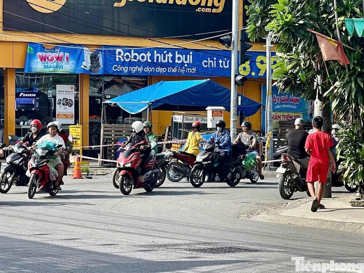Hiện trường vụ người đàn ông tử vong với nhiều vết thương trên tỉnh lộ 43 được lực lượng chức năng phong tỏa trong sáng 12/7. Ảnh: Nguyễn Tiến