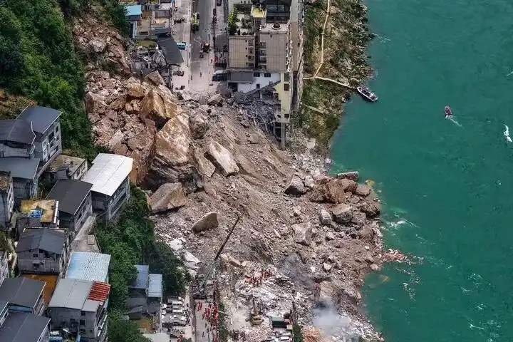 Hiện trường vụ sạt lở đất ở huyện Bành Thủy, thành phố Trùng Khánh ngày 17/7. Ảnh: Tân Hoa xã
