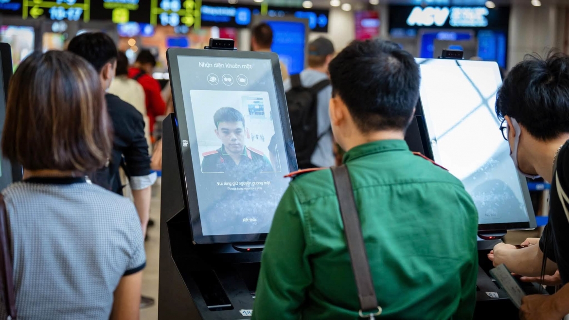Nội Bài triển khai kiosk sinh trắc học mới, hành khách check-in chỉ trong vài giây. Ảnh: Phan Công.