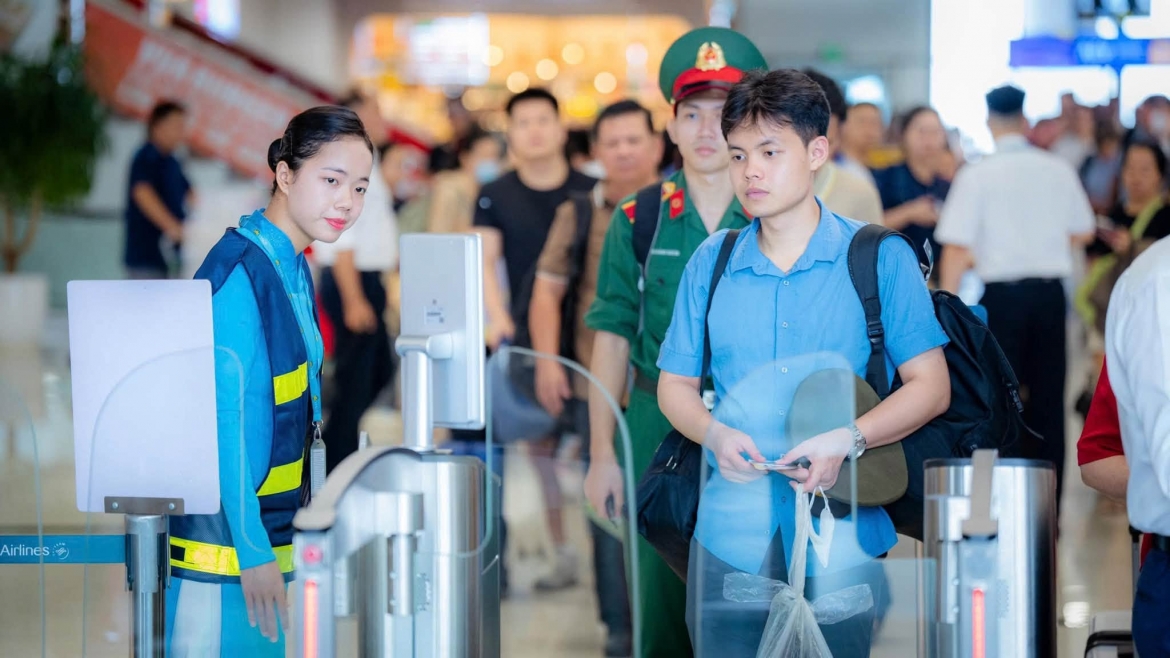 Hệ thống kiosk sinh trắc học góp phần giảm áp lực tại khu vực làm thủ tục và nâng cao tốc độ thông quan hành khách trong nhà ga T1, Cảng hàng không quốc tế Nội Bài. Ảnh: Phan Công.