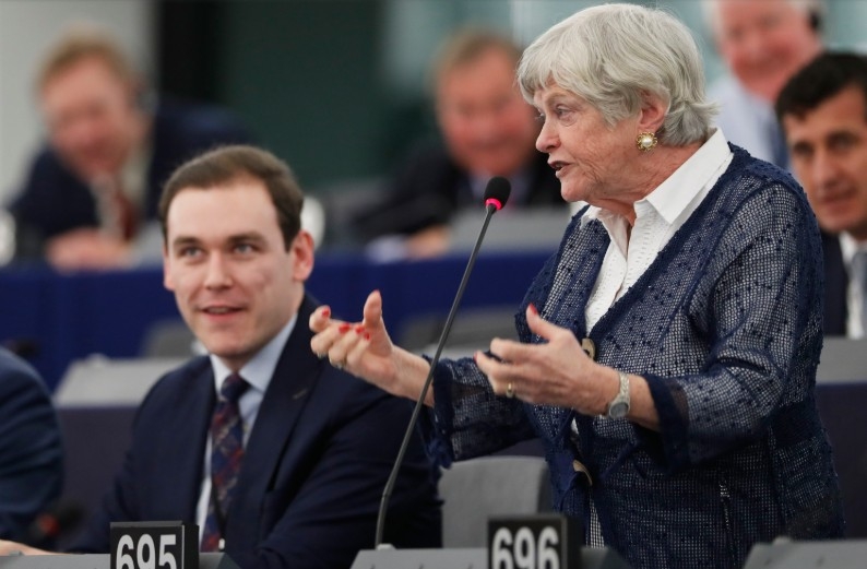 Cố chính trị gia Ann Widdecombe (bên phải). (Ảnh: AP)