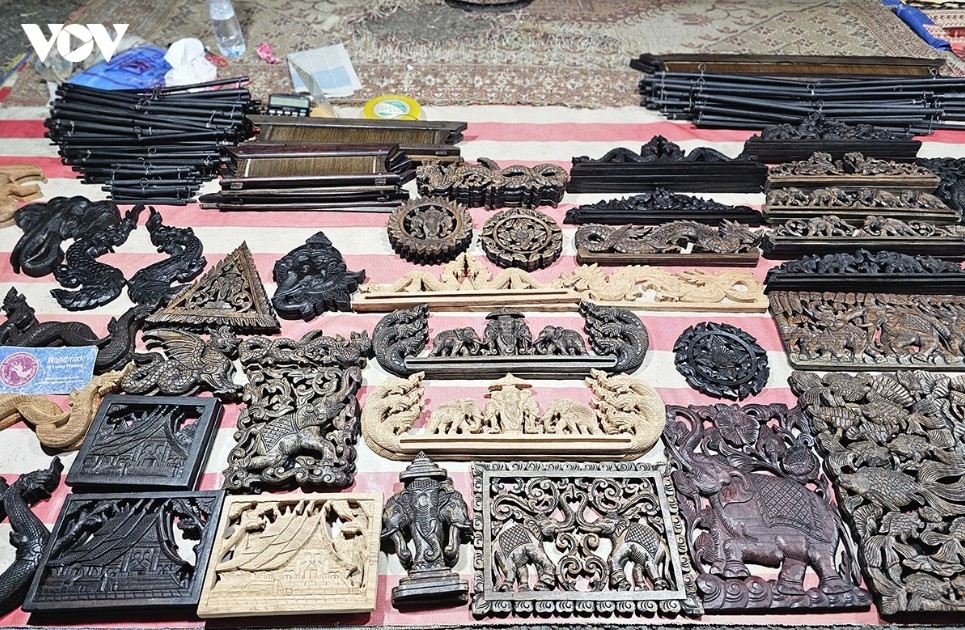 Những vật phẩm cổ xưa, được bày bán ở chợ đêm Luang Prabang được nhiều du khách đặc biệt yêu thích.