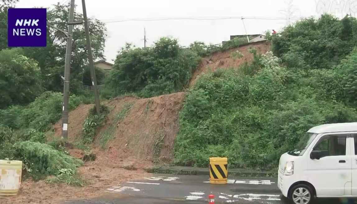 Vụ sạt lở đất tại thành phố Otsu, Shiga khiến tuyến đường giao thông bị đóng cửa. Ảnh: NHK