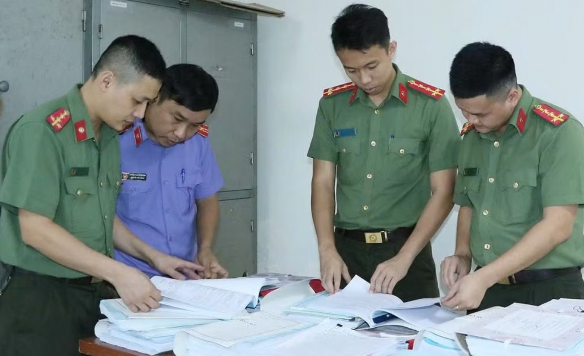 Lực lượng điều tra thu thập hồ sơ, tài liệu tại Công ty Cổ phần Hathaco.