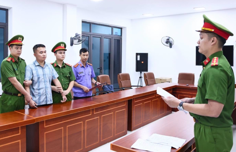 Nguyễn Hà Duy (áo sọc xanh trắng).